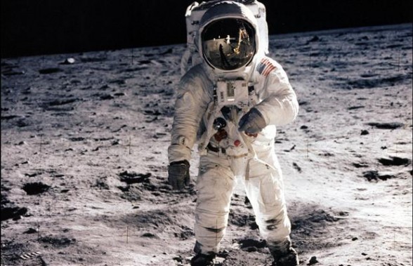 how many people walked on the moon